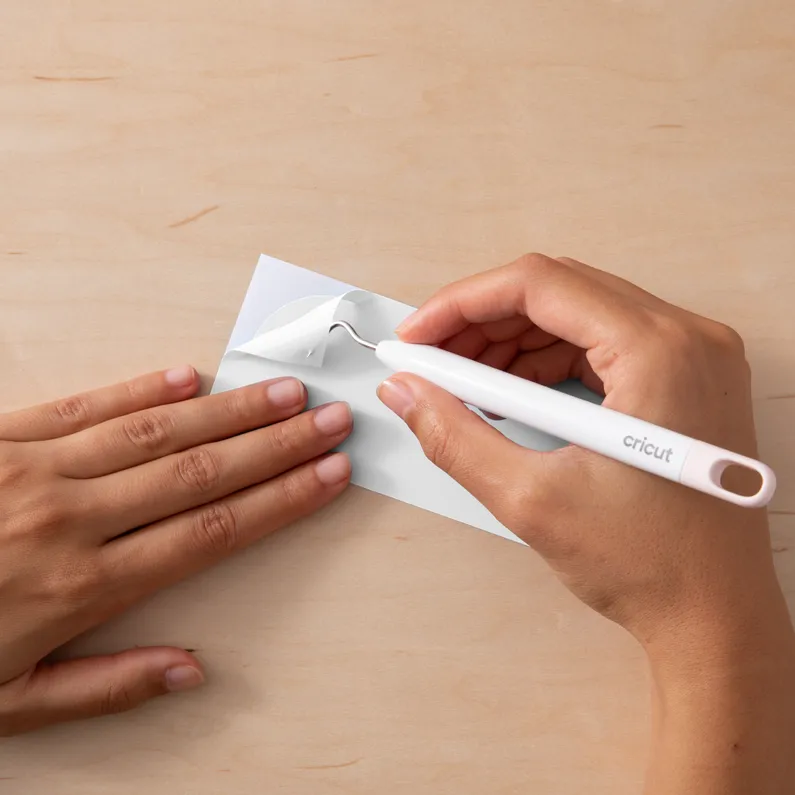 CRICUT 2010175 - Thermocollant à couleur changeante activé par les UV, blanc - Rouge – Image 2